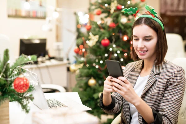 Όμορφη Νεαρή Χαμογελαστή Επιχειρηματίας Χριστούγεννα Headband Καθιστώντας Selfie Από Χώρο — Φωτογραφία Αρχείου
