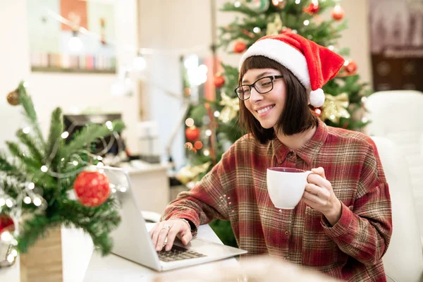 Cheerful Young Office Worker Santa Cap Having Tea Front Laptop — 图库照片
