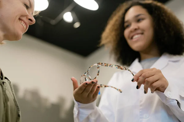 Junge Augenoptikerin Zeigt Kunden Von Geschäften Oder Kliniken Brillen Während — Stockfoto