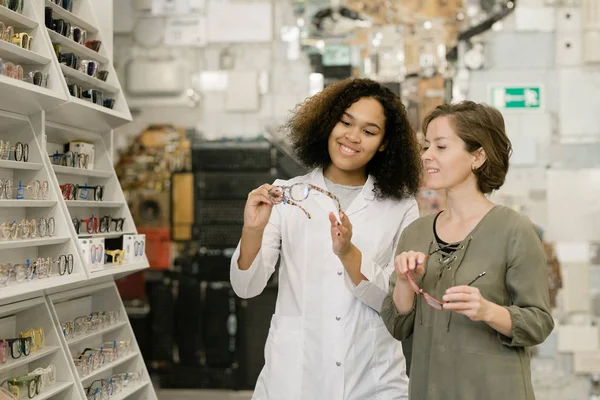 Young Successful Consultant Optics Shop Showing One New Models Client — Stockfoto