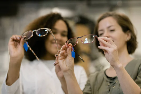 Manos Joven Consultora Cliente Comparando Dos Modelos Gafas Nueva Colección —  Fotos de Stock