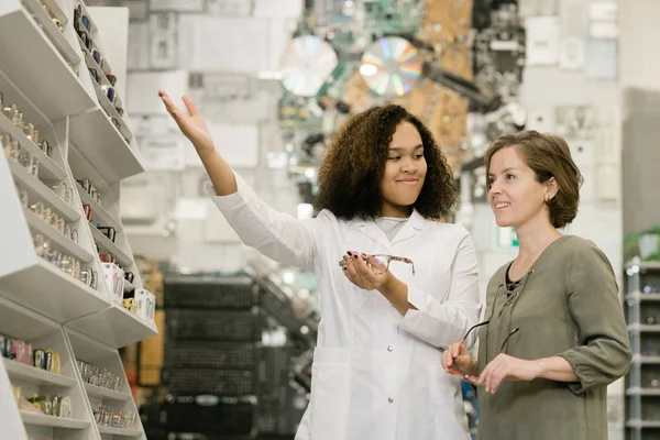 Glückliche Junge Frau Die Mit Brille Auf Das Display Schaut — Stockfoto