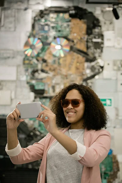 Jovem Turista Intercultural Feliz Com Smartphone Fazendo Selfie Fundo Exterior — Fotografia de Stock