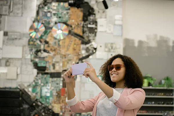 Joven Mujer Alegre Raza Mixta Gafas Sol Usando Smartphone Mientras —  Fotos de Stock