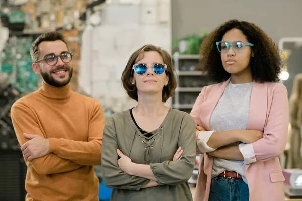 Joven Mujer Confiada Gafas Sol Moda Pie Delante Cámara Entre —  Fotos de Stock