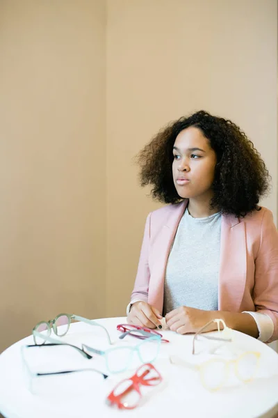 Jovem Mulher Intercultural Com Cabelo Encaracolado Escolhendo Novo Par Óculos — Fotografia de Stock