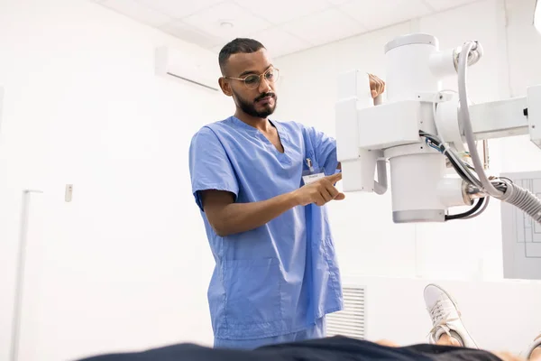 Bärtiger Junger Mann Blauer Uniform Mit Neuer Medizinischer Ausrüstung Kliniken — Stockfoto