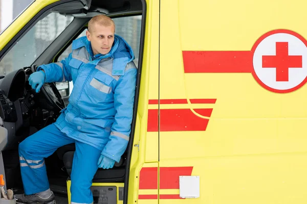 Giovane Autista Auto Ambulanza Seduto Volante Guardando Fuori Attesa Gruppo — Foto Stock