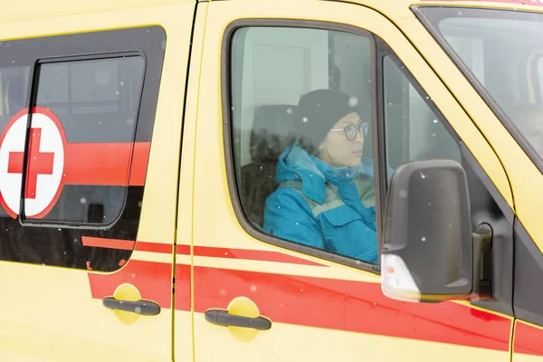 Junge Sanitäterin Uniform Und Mütze Sitzt Krankenwagen Während Sie Eilt — Stockfoto