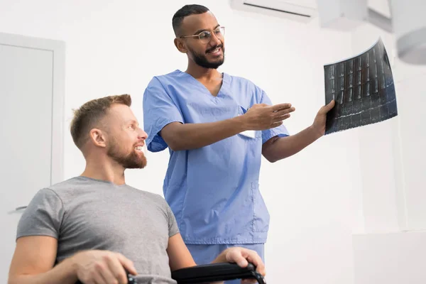 Radiologist Blue Uniform Showing Patient Wheelchair Ray His Broken Joint — Stock Photo, Image