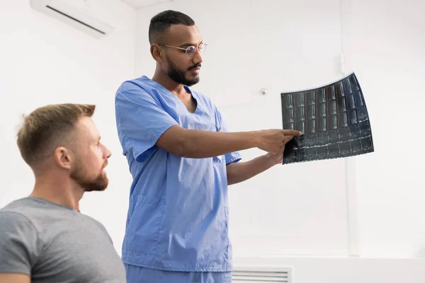 Radiologe Blauer Uniform Zeigt Auf Eines Der Fragmente Auf Dem — Stockfoto