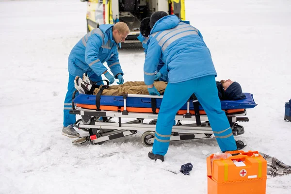 Brigade Van Paramedici Blauwe Werkkleding Repareren Bewusteloze Man Met Riemen — Stockfoto