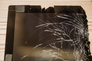 Profesyonel tamirci tarafından sökülmeden ve değiştirilmeden önce masadaki bozuk dijital tablet görüntüsünün genel görünümü