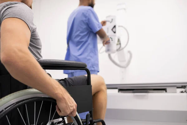 Ramię Chorego Sportowca Złamaną Nogą Siedzącego Wózku Inwalidzkim Przed Lekarzem — Zdjęcie stockowe