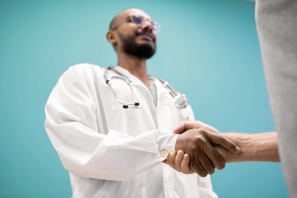 Handdruk Van Jonge Succesvolle Therapeut Whitecoat Zijn Herstelde Patiënt Medisch — Stockfoto