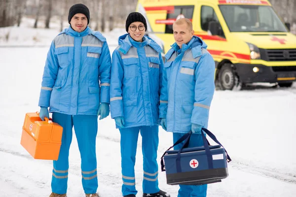 Brigade Junger Sanitäter Blauer Arbeitskleidung Und Handschuhen Mit Verbandskästen Freien — Stockfoto