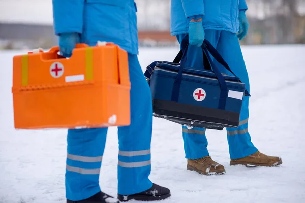 Laag Deel Van Twee Jonge Paramedici Blauwe Werkkleding Handschoenen Met — Stockfoto
