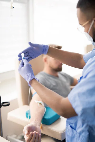 Gloved Clinician Holding Part Dropper Medicine Treatment Patient Hospital — Stock Photo, Image