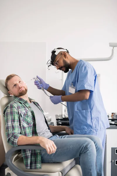 Profesional Médico Uniforme Guantes Pie Por Paciente Durante Procedimiento Médico — Foto de Stock