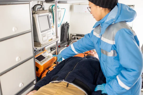 Jeune Ambulancier Uniforme Appuyant Sur Bouton Sur Équipement Médical Premiers — Photo