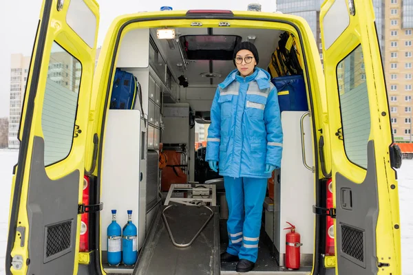 Young Female Paramedic Uniform Standing Empty Stretcher Ambulance Car Front — Stok fotoğraf