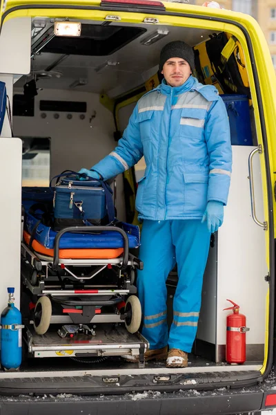 Νεαρός Τραυματιοφορέας Κουτί Πρώτων Βοηθειών Στέκεται Δίπλα Φορείο Μέσα Ασθενοφόρο — Φωτογραφία Αρχείου