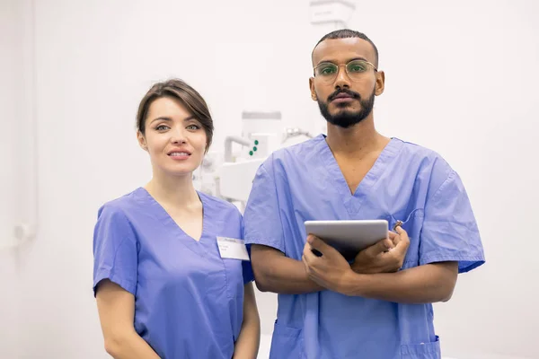 Médicos Interculturais Sucesso Estagiários Uniformizados Frente Câmera Durante Trabalho Hospital — Fotografia de Stock