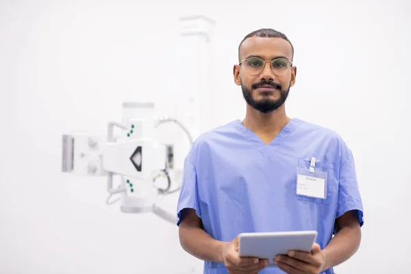 Junge Bärtige Praktikantin Uniform Und Brille Die Vor Der Kamera — Stockfoto