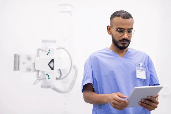 Jonge Interculturele Stagiair Uniform Bril Scrollen Touchpad Voor Het Gebruik — Stockfoto