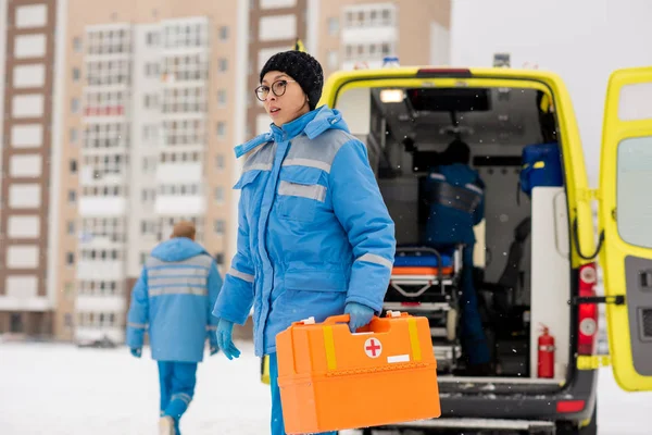 Junge Sanitäterin Blauer Arbeitskleidung Trägt Verbandskasten Während Sie Einem Wintertag — Stockfoto