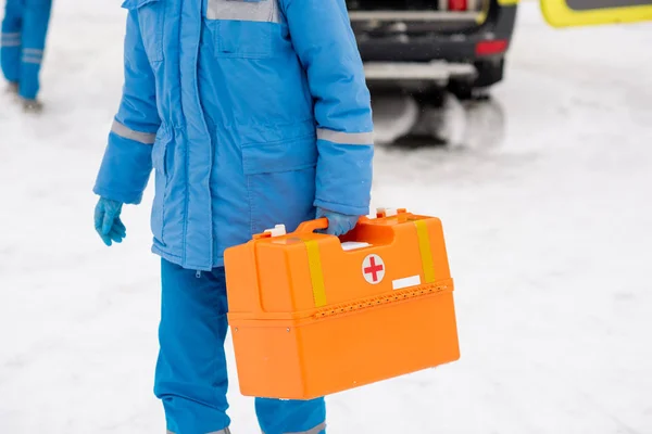 Giovane Paramedico Abiti Lavoro Blu Che Trasporta Kit Pronto Soccorso — Foto Stock