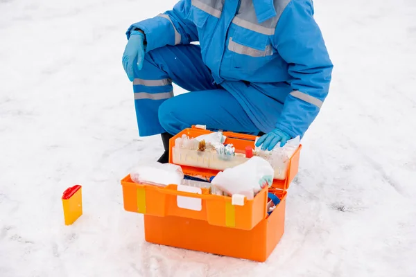 Junge Sanitäter Blauer Arbeitskleidung Und Handschuhen Kontrollieren Freien Vor Der — Stockfoto