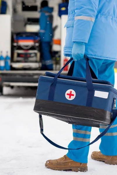 Junge Sanitäter Blauer Arbeitskleidung Und Medizinischen Handschuhen Tragen Verbandskasten Während — Stockfoto