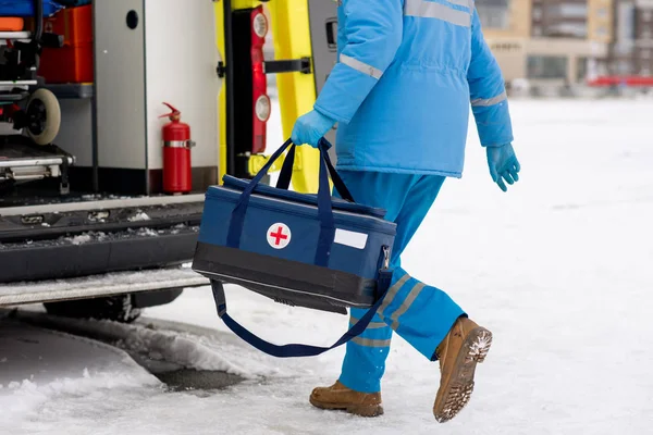 Paramedico Maschile Abito Lavoro Blu Guanti Che Trasportano Kit Pronto — Foto Stock