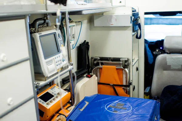 Hordágy Elsősegély Orvosi Felszereléssel Hűtőszekrény Egyéb Dolgok Mentőautóban Indulásra Készen — Stock Fotó