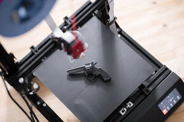 Overzicht Van Zwart Revolver Pistool Werkvlak Van Printer Houten Tafel — Stockfoto