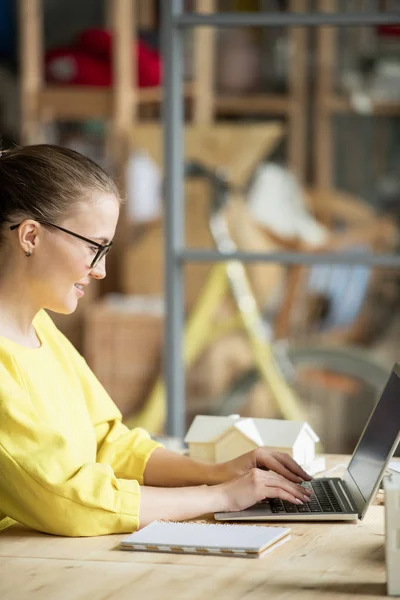 Glad Ung Arkitekt Eller Ingenjör Casual Gul Pullover Sitter Vid — Stockfoto