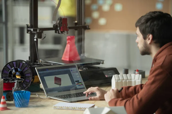 Ingeniero Creativo Joven Diseñador Que Trabaja Sobre Imagen Del Nuevo —  Fotos de Stock