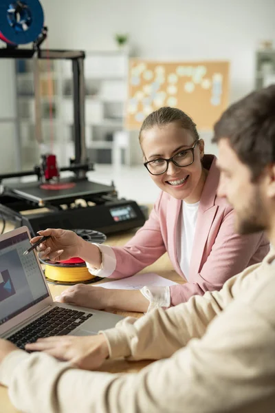 Junge Erfolgreiche Managerin Zeigt Auf Laptop Display Während Sie Geschäftsgespräch — Stockfoto