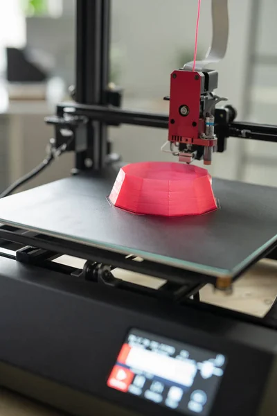 印刷の工程における作業面上のピンク丸型のものの一部に対する3Dプリンターのプリンタヘッド — ストック写真