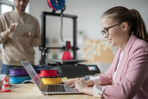 Ładna Młoda Bizneswoman Patrząc Wyświetlaczu Laptopa Podczas Pracy Elektronicznych Szkiców — Zdjęcie stockowe