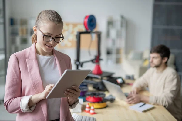 Jovem Mulher Negócios Elegante Usando Tablet Fundo Colega Sentado Mesa — Fotografia de Stock