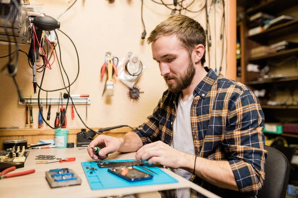 Επαγγελματίας Επισκευαστής Κατσαβίδι Επισκευάζει Σπασμένα Smartphone Ενώ Κάθεται Δίπλα Στο — Φωτογραφία Αρχείου