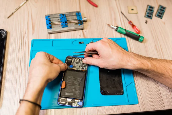 Hands Young Repairman Tweezers Demounted Smartphone Repairing Work Wooden Table — Stock Photo, Image