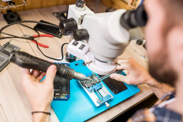 Handen Van Reparateur Met Elektrisch Handgereedschap Kijken Microscoop Tijdens Het — Stockfoto