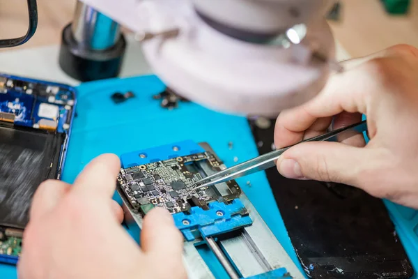 Pinzas Manos Reparador Utilizando Microscopio Durante Trabajo Con Pequeños Detalles — Foto de Stock