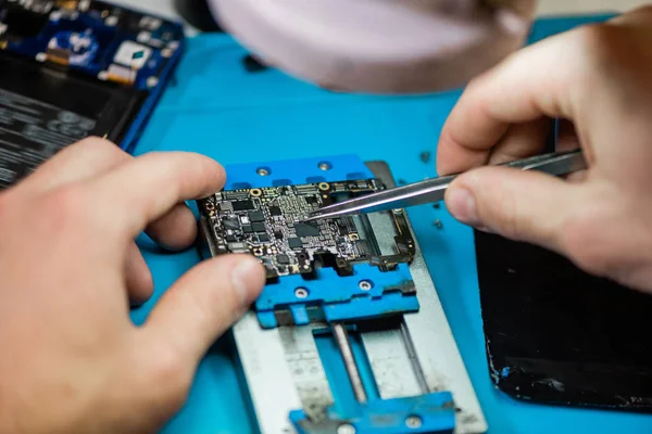 Cımbızlar Sırasında Kırık Akıllı Telefonun Küçük Detaylarıyla Profesyonel Tamircinin Ellerinde — Stok fotoğraf
