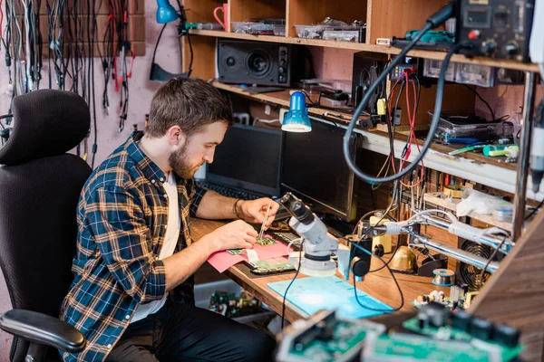 Joven Mecánico Profesional Con Pequeñas Pinzas Acero Reparando Touchpad Desmontado — Foto de Stock