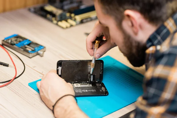 Servicio Reparación Gadget Profesional Maestro Que Sostiene Cubierta Del Teléfono — Foto de Stock