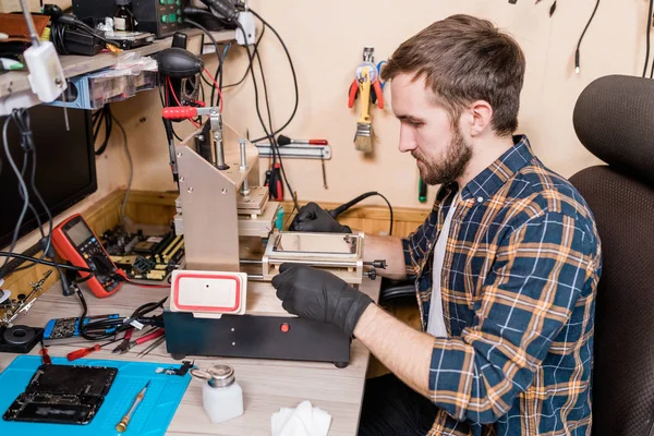 Zeitgenössischer Meister Der Gadget Reparatur Schutzhandschuhen Mit Speziellen Geräten Bei — Stockfoto